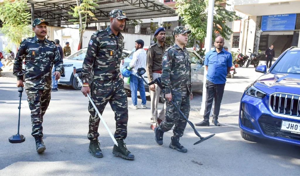 Delhi Schools में Bomb Threat! CBSE Exam के बीच ईमेल से मिली धमकी, मचा हड़कंप