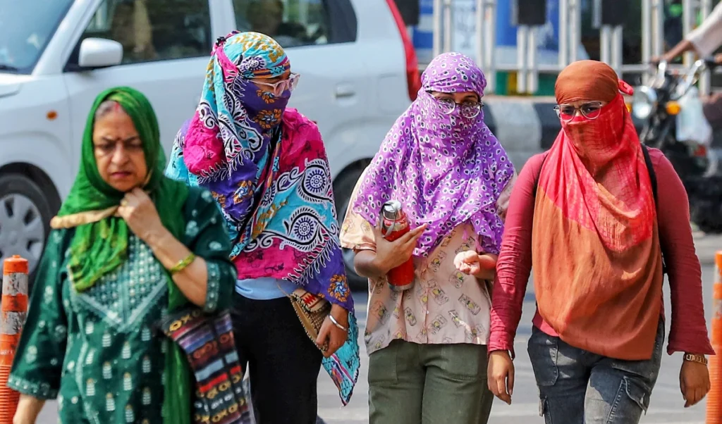 Delhi Weather Change | दिल्ली में मौसम का डबल अटैक! सुबह की गुलाबी ठंड के बाद दोपहर में सताएगी गर्मी, ‘खराब’ हवा ने बढ़ाई चिंता