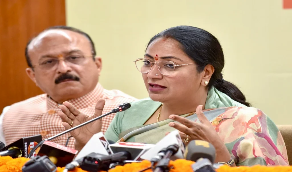 Delhi में Arunachal की महिलाओं से बदसलूकी पर भड़कीं CM Rekha Gupta, दी सख्त कार्रवाई की चेतावनी Delhi में Arunachal की महिलाओं से बदसलूकी पर भड़कीं CM Rekha Gupta, दी सख्त कार्रवाई की चेतावनी