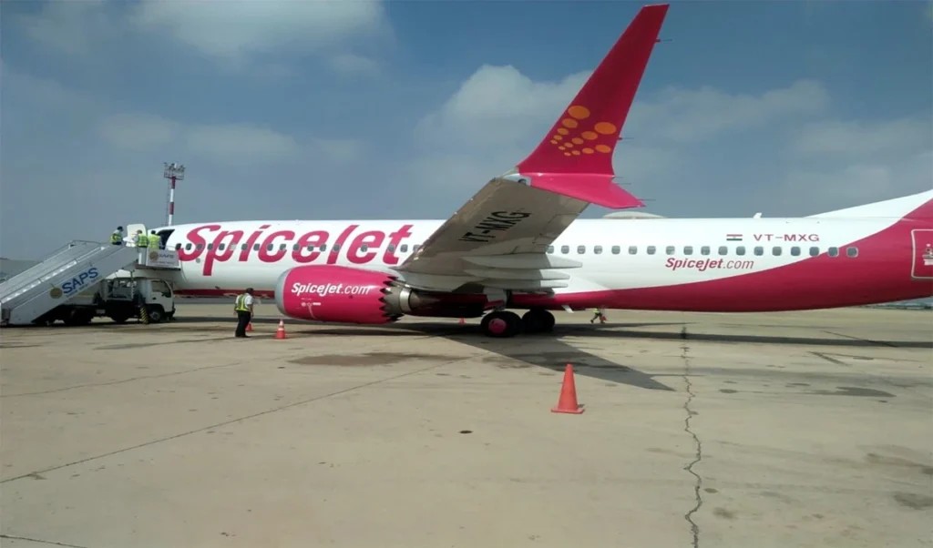 Delhi से Leh जा रही SpiceJet फ्लाइट की Emergency Landing, इंजन में खराबी से बाल-बाल बचे 150 यात्री Delhi से Leh जा रही SpiceJet फ्लाइट की Emergency Landing, इंजन में खराबी से बाल-बाल बचे 150 यात्री