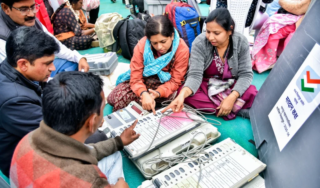 ECI Recruitment: चुनाव आयोग में Data Entry की नौकरी, Graduates को शानदार Salary, बस ये Form भरें