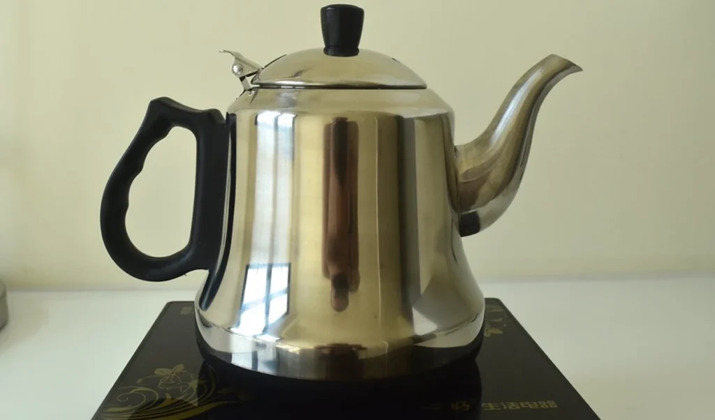 Electric Kettle Cleaning Tips: ये एक भूल बना देगी कबाड़, जानें Safe रखने का सही तरीका Electric Kettle Cleaning Tips: ये एक भूल बना देगी कबाड़, जानें Safe रखने का सही तरीका