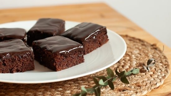 Fitness influencer shares guilt-free, fudgy, gooey dark chocolate brownie recipe using clean ingredients Fitness influencer shares guilt-free, fudgy, gooey dark chocolate brownie recipe using clean ingredients