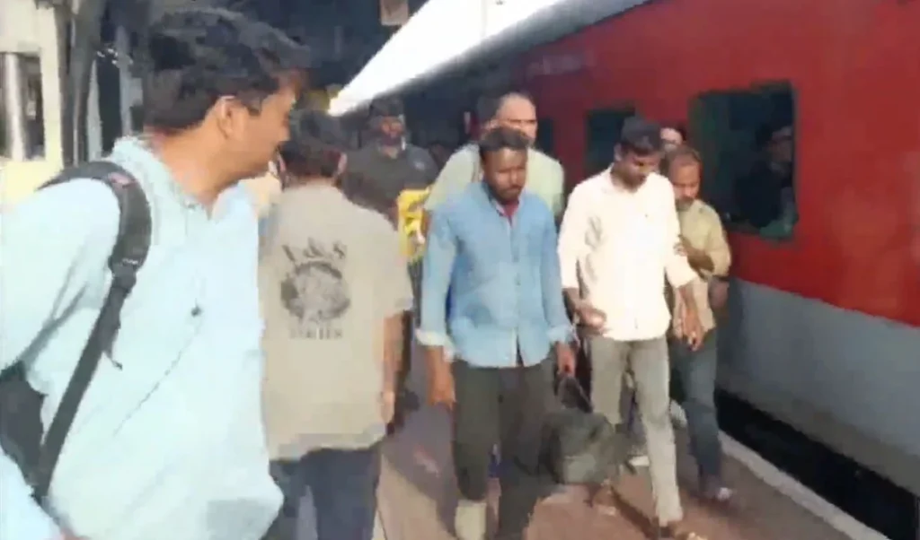 ‘Free Kashmir’ पोस्टर से खुला Delhi Terror Plot, कपड़ा फैक्ट्री में पहचान छिपाकर रह रहे थे आतंकी ‘Free Kashmir’ पोस्टर से खुला Delhi Terror Plot, कपड़ा फैक्ट्री में पहचान छिपाकर रह रहे थे आतंकी