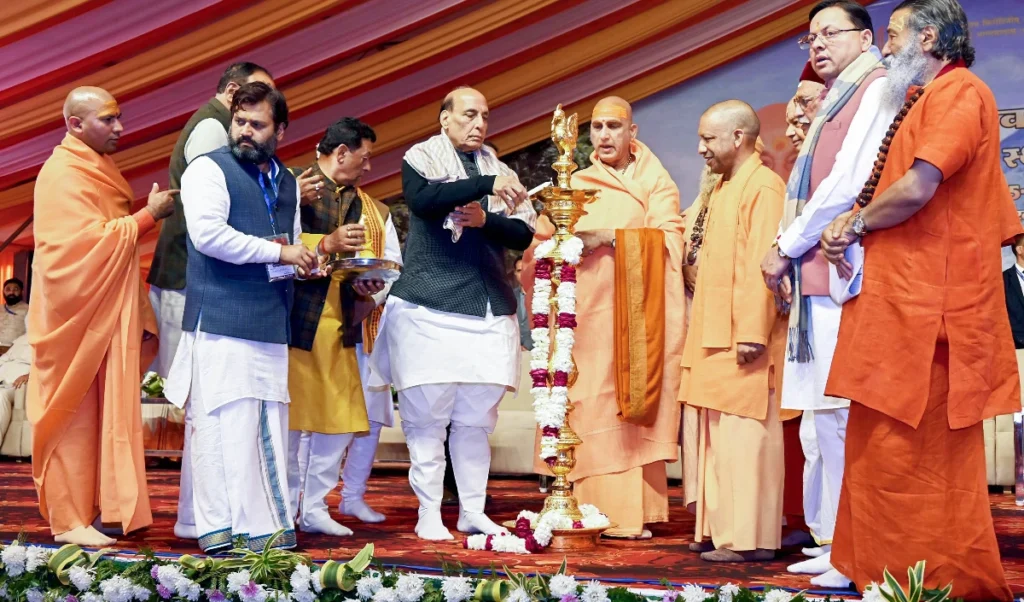 Haridwar से गरजे रक्षा मंत्री Rajnath Singh, सीमाओं के साथ Culture को भी बचाना होगा Haridwar से गरजे रक्षा मंत्री Rajnath Singh, सीमाओं के साथ Culture को भी बचाना होगा