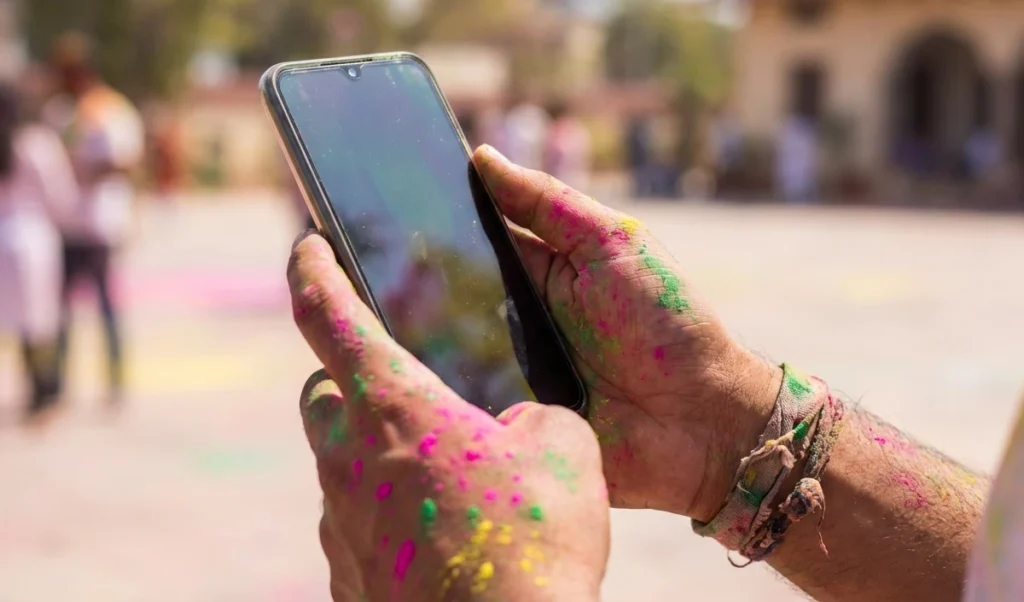 Holi के रंग कर देंगे महंगा Phone Cover खराब? Smartphone बचाने के ये 5 Tips आएंगे काम। Holi के रंग कर देंगे महंगा Phone Cover खराब? Smartphone बचाने के ये 5 Tips आएंगे काम।