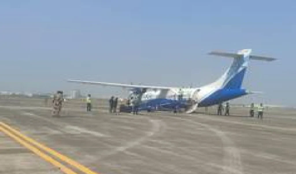 IndiGo फ्लाइट में लिपस्टिक से लिखी Bomb की धमकी, Kolkata में इमरजेंसी लैंडिंग से मचा हड़कंप IndiGo फ्लाइट में लिपस्टिक से लिखी Bomb की धमकी, Kolkata में इमरजेंसी लैंडिंग से मचा हड़कंप