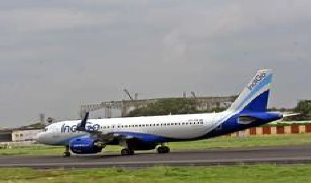 Indigo फ्लाइट में बम की चिट्ठी से मचा हड़कंप, Varanasi में हुई Emergency Landing