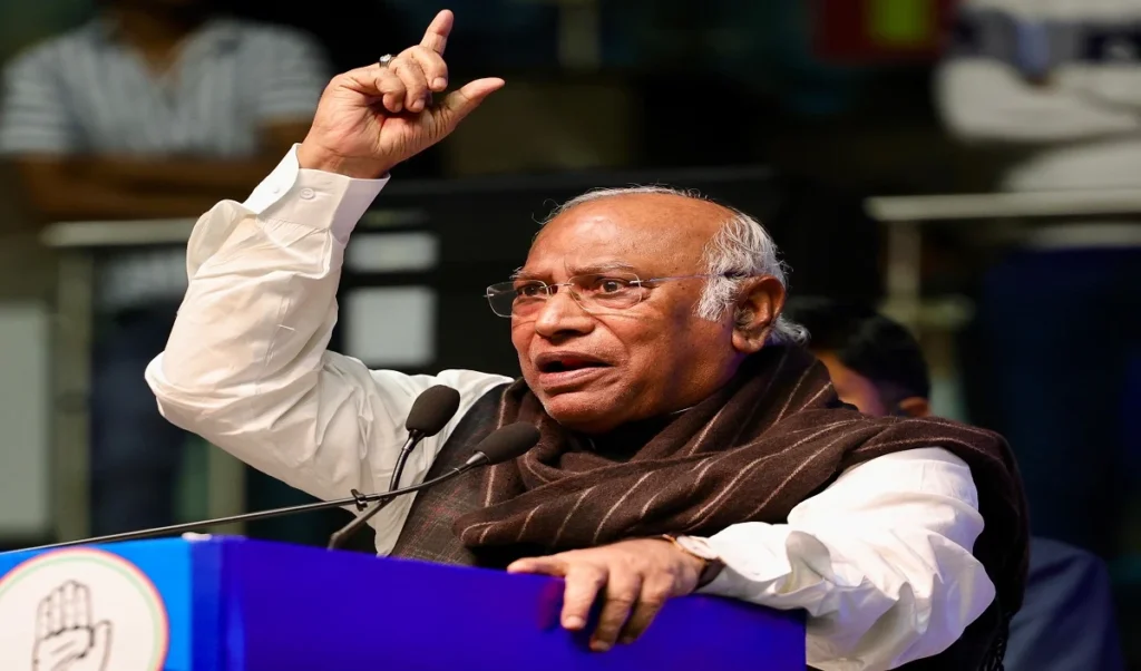 Karnataka Cabinet विस्तार से पहले Congress में घमासान, 31 MLAs ने Kharge को पत्र लिख मांगा मंत्री पद