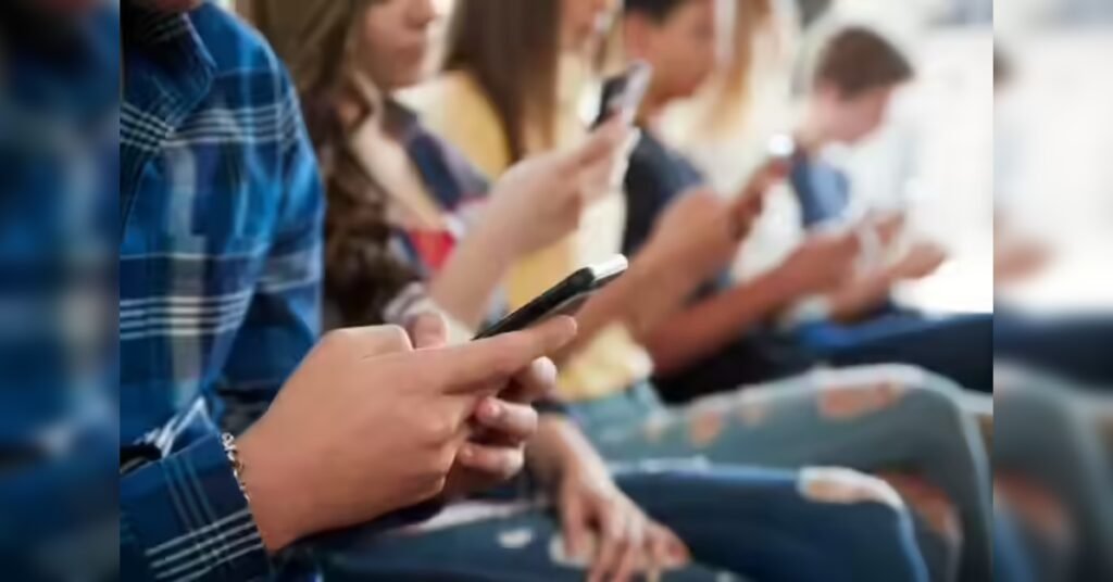 Karnataka Mulls Mobile Phone Ban for Students Under 16 Amid Rising Parent Pressure, ETHealthworld