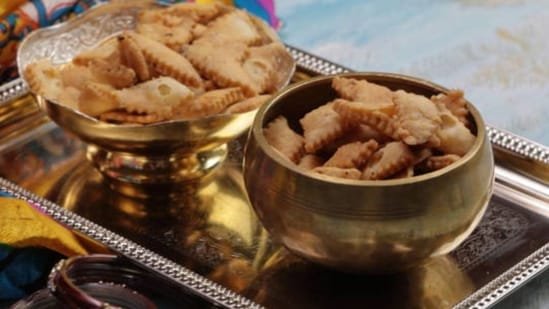 Low Oil Holi Snacks to Enjoy At Home, Try Baking Mathri, Namak Pare and More Low Oil Holi Snacks to Enjoy At Home, Try Baking Mathri, Namak Pare and More