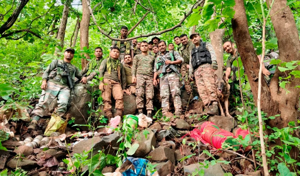 Maharashtra | गढ़चिरौली मुठभेड़! 24 घंटे से जारी जंग में एक नक्सली ढेर, सी-60 कमांडो घायल, AK-47 बरामद Maharashtra | गढ़चिरौली मुठभेड़! 24 घंटे से जारी जंग में एक नक्सली ढेर, सी-60 कमांडो घायल, AK-47 बरामद