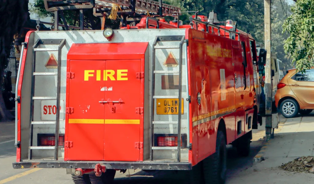 Meerut Fire Tragedy | सिलाई मशीन से घर में लगी भीषण आग, 4 महीने की मासूमों समेत 6 को जिंदा लील गया काल!