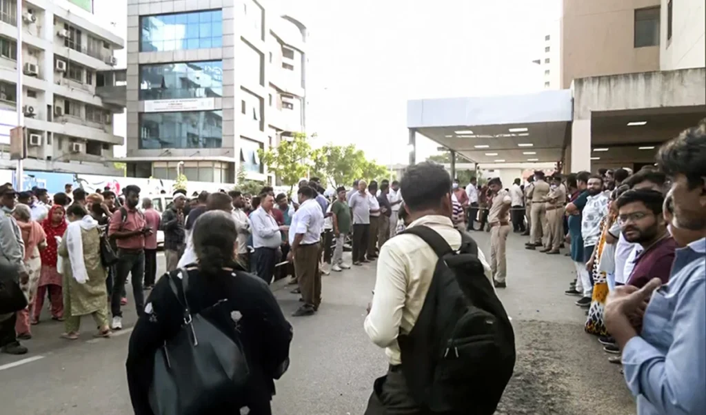 Noida: महाशिवरात्रि पर ‘कुट्टू’ का आटा खाने से दर्जनों लोग बीमार, पुलिस ने गोदाम सील कर 4 को हिरासत में लिया Noida: महाशिवरात्रि पर ‘कुट्टू’ का आटा खाने से दर्जनों लोग बीमार, पुलिस ने गोदाम सील कर 4 को हिरासत में लिया