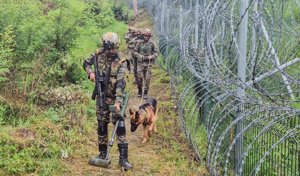 Pakistani Balloon Recovered in Border | जम्मू-कश्मीर के सीमावर्ती गांव में मिला पाकिस्तानी एयरलाइंस (PIA) का गुब्बारा, सुरक्षा एजेंसियां अलर्ट