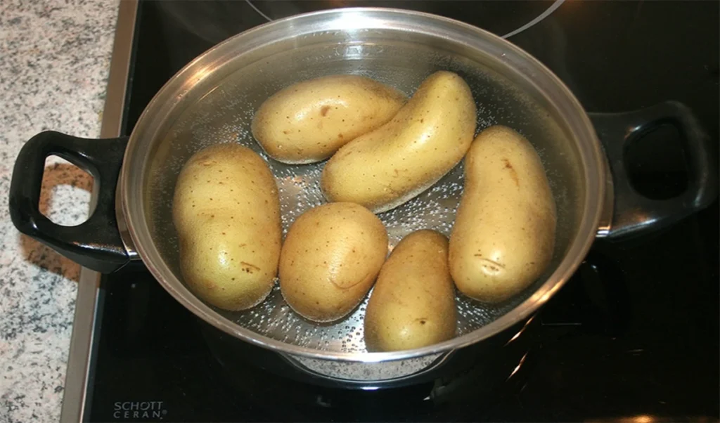 Potato Boiling Tips: अब आलू Boiling के लिए पानी की नहीं जरूरत, बस एक चुटकी नमक करेगा काम