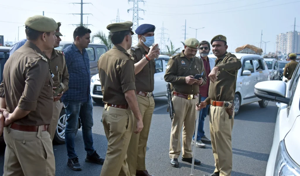 Raebareli Expressway Accident | रायबरेली में तेज रफ्तार कार ने निर्माणाधीन एक्सप्रेस पर आठ लोगों को टक्कर मारी, चार की मौत