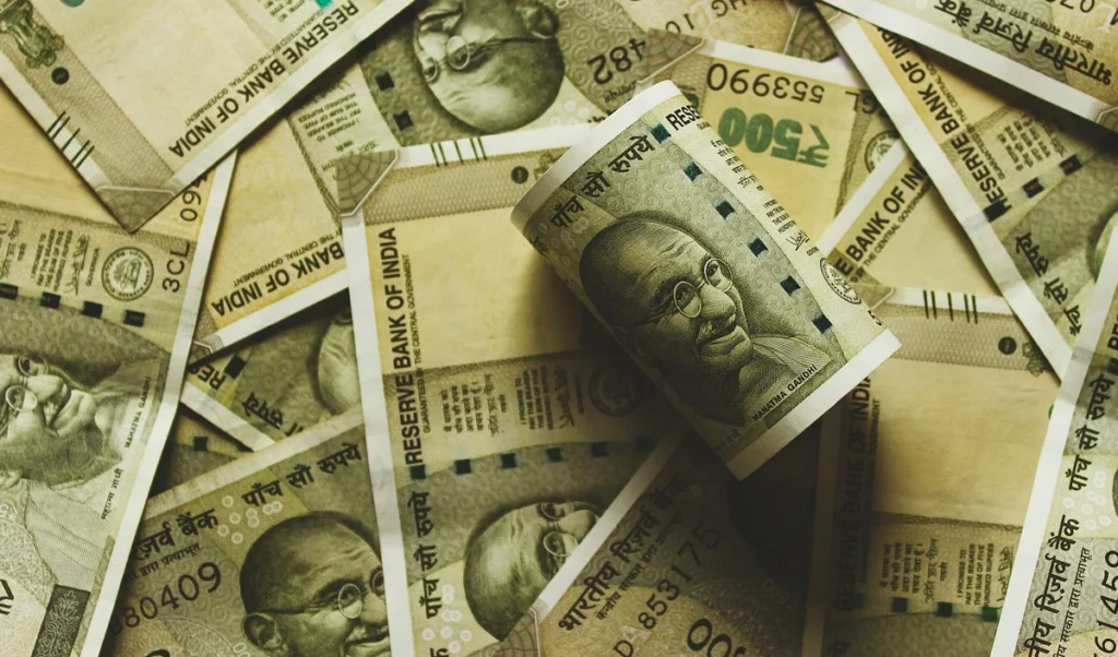 Rupee Update: कच्चे तेल की कीमतों में नरमी से रुपये को मिला सहारा, डॉलर के मुकाबले 90.73 के स्तर पर