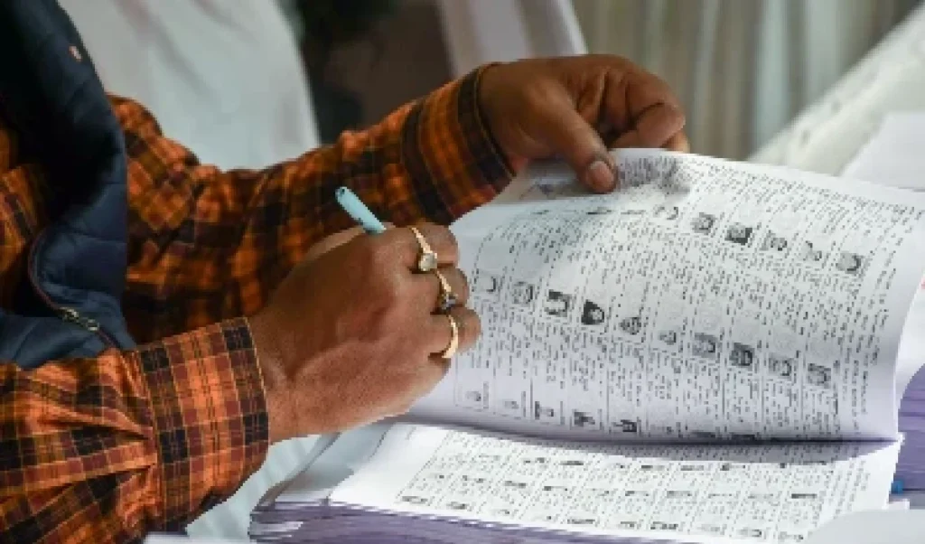 SIR में गड़बड़ी पर चुनाव आयोग की बड़ी कार्रवाई, बंगाल के 7 अधिकारी सस्पेंड