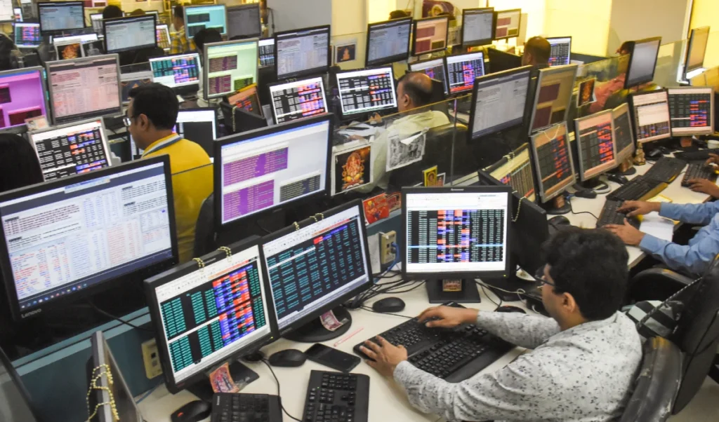 Share market Today |  कारोबार में 7 पैसे की मजबूती, व्यापार समझौते और RBI के फैसलों पर टिकी बाजार की नजर