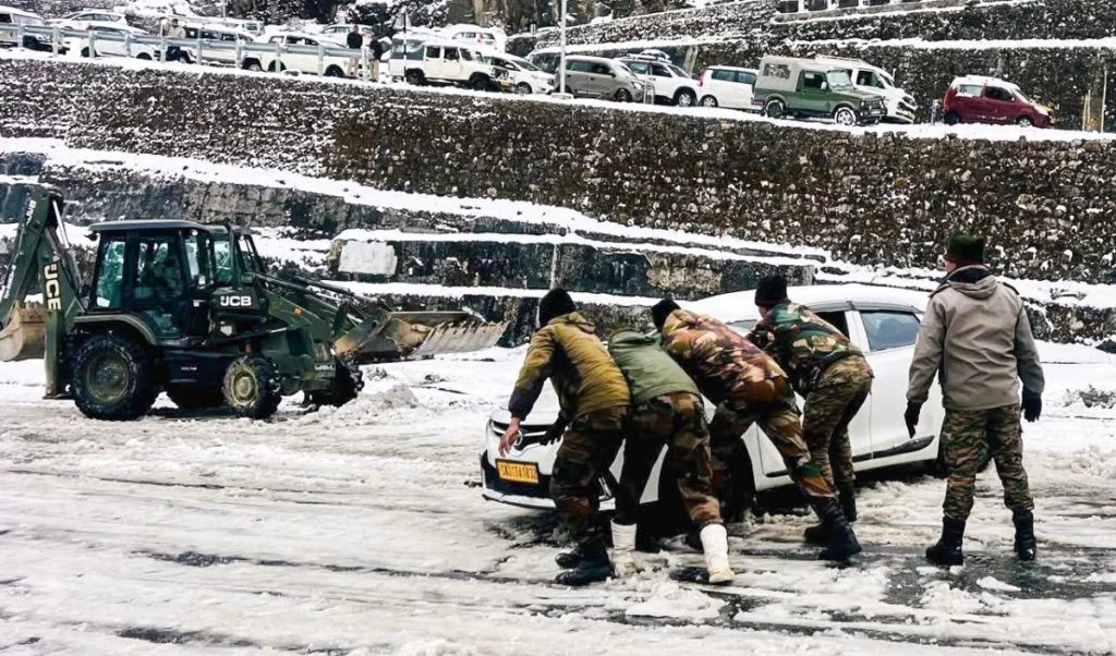 Sikkim Snowfall: त्सोमगो झील के पास फंसे 2700 पर्यटकों का सफल रेस्क्यू, रात भर चला बचाव अभियान