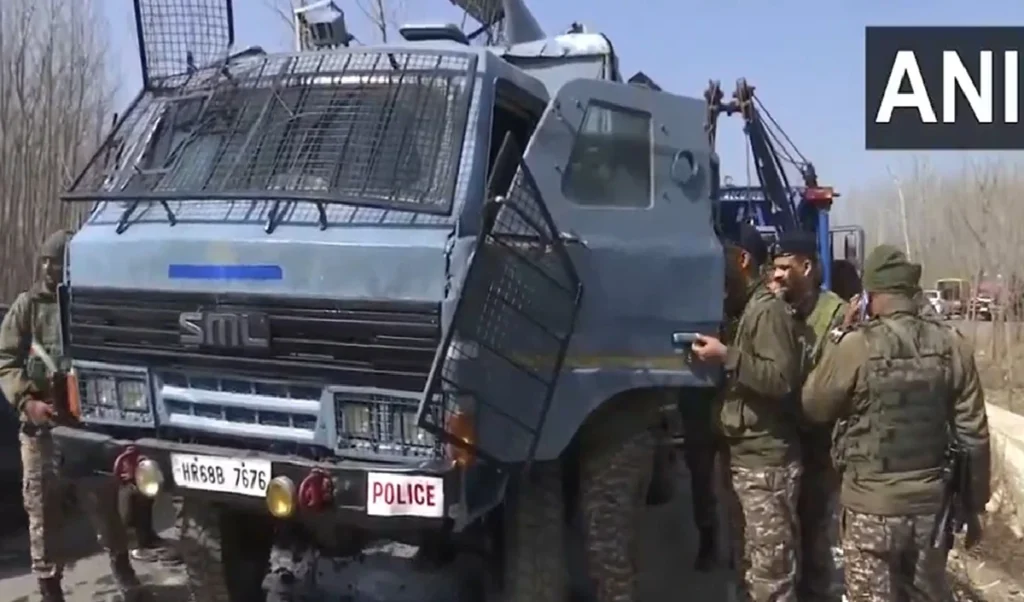 Srinagar में बड़ा सड़क हादसा, नहर में गिरा CRPF का बंकर वाहन, 9 जवान SKIMS अस्पताल में भर्ती