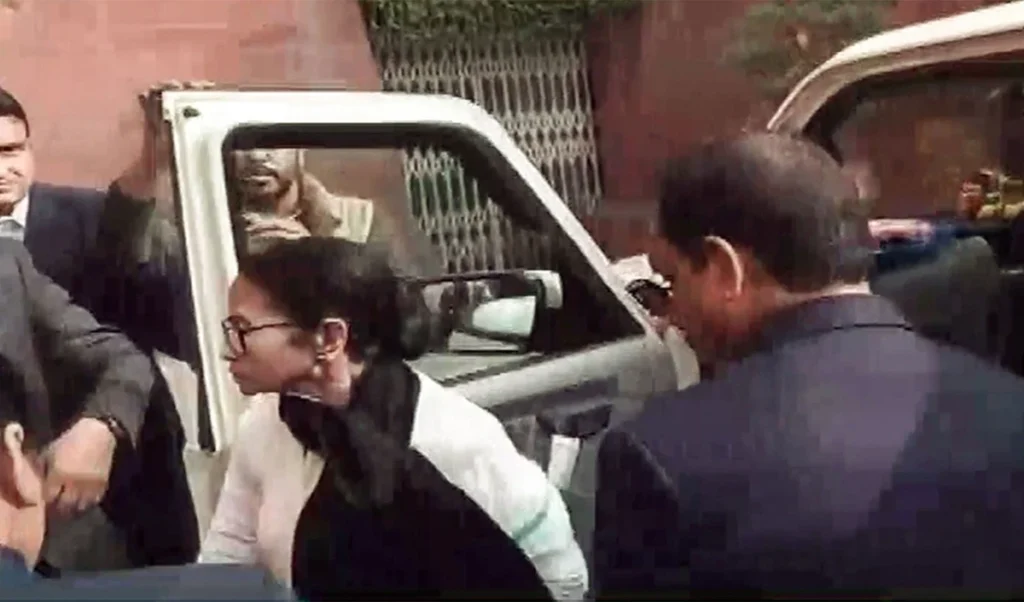 Supreme Court में Mamata Banerjee की ECI से सीधी टक्कर, कहा- Voters हटाने की साजिश है