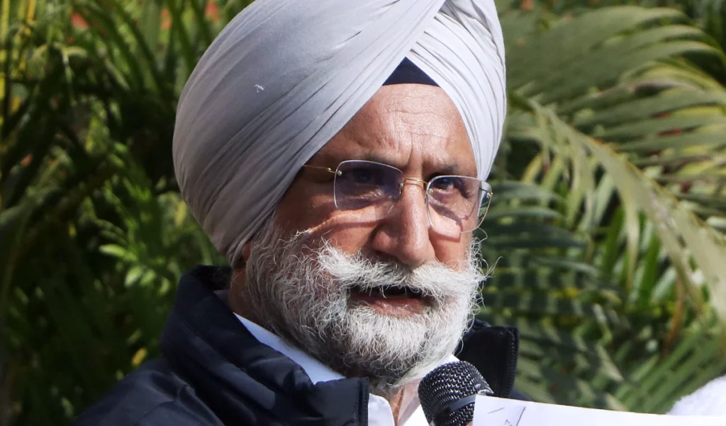 T20 World Cup में Pakistan से भिड़ंत पर सियासी बवाल, रंधावा बोले- दुश्मन से क्रिकेट क्यों? T20 World Cup में Pakistan से भिड़ंत पर सियासी बवाल, रंधावा बोले- दुश्मन से क्रिकेट क्यों?