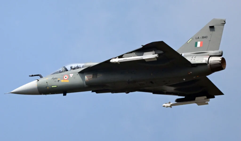 Tejas के पंखों पर लगा ‘ब्रेक’! तेजस की तकनीकी खामियों ने बढ़ाई Indian Air Force की सिरदर्दी! क्या फेल हो रहा है स्वदेशी मिशन?