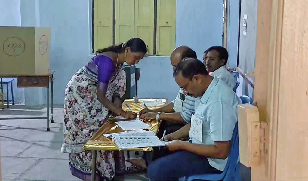 Telangana Municipality Election Result | 123 केंद्रों पर मतगणना जारी, शुरुआती रुझानों में कांग्रेस को बढ़त, BRS और BJP में कांटे की टक्कर