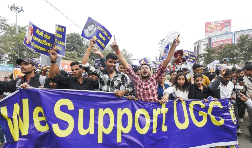 UGC Equity Regulations 2026 | यूजीसी के नियमों को लागू करने की मांग को लेकर डीयू में छात्रों ने किया विरोध प्रदर्शन