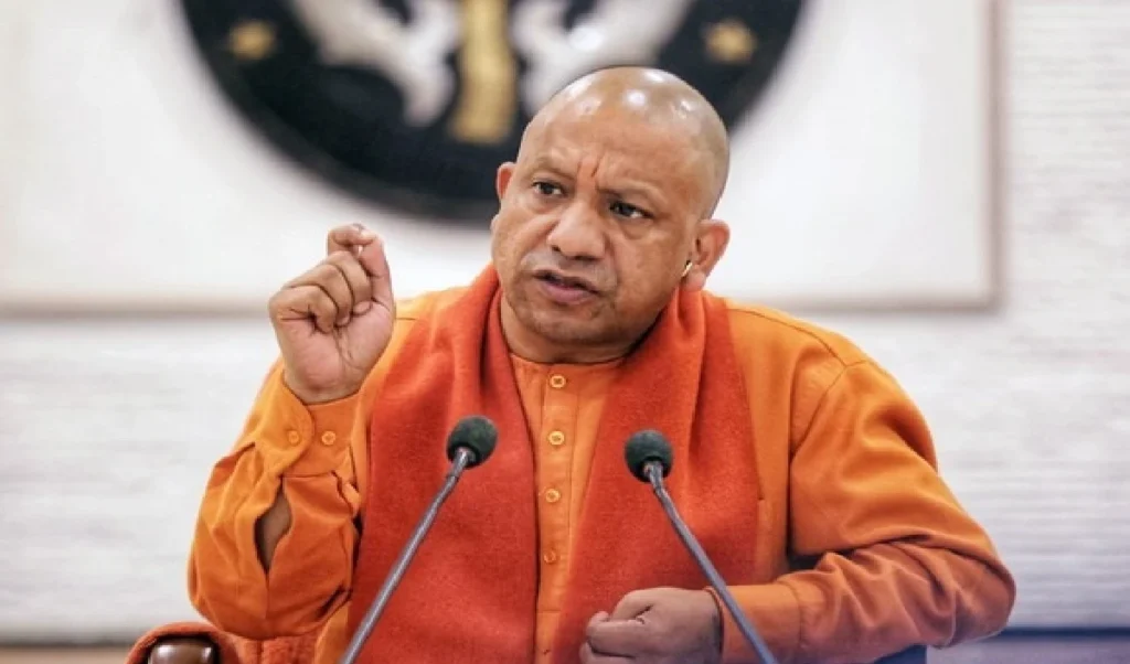 UP में Yogi सरकार का बड़ा एक्शन, 68 हजार कर्मचारियों की Salary पर लगी रोक, मचा हड़कंप