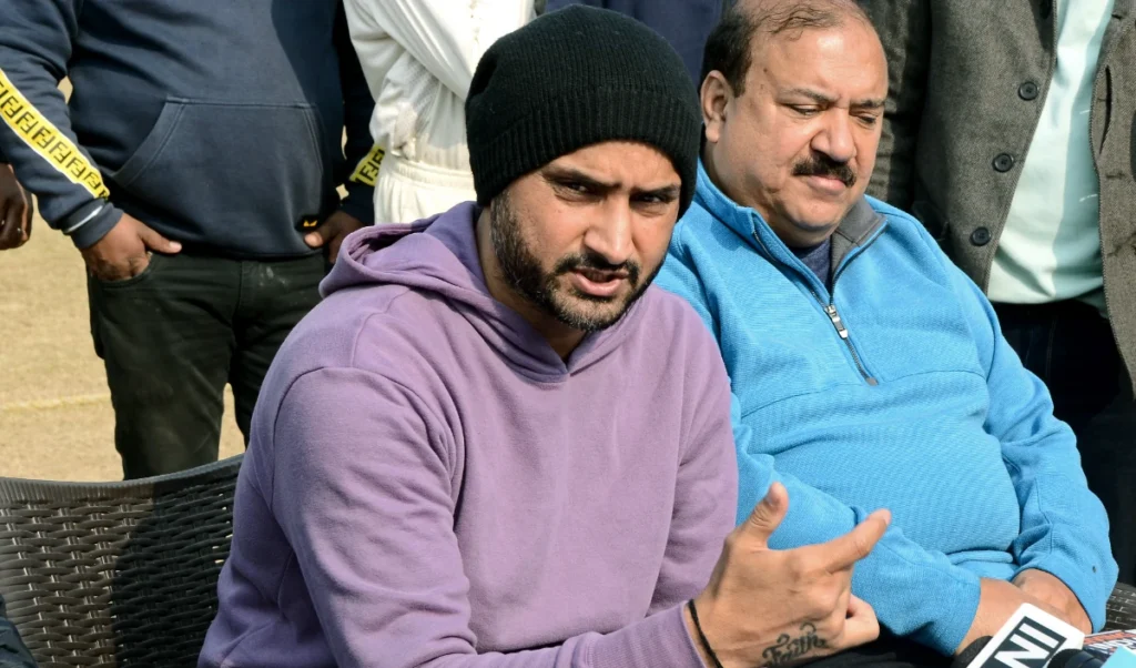 harbhajan slams mohammad amir over slogger remark defends abhishek sharma