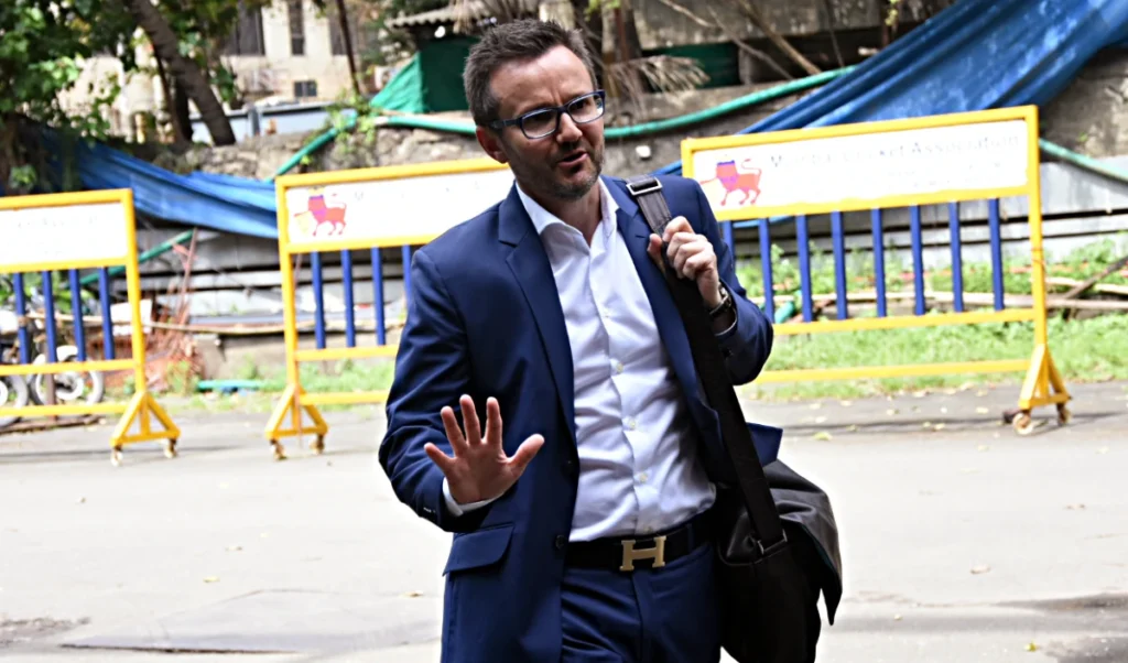 pakistan dressing room mourns the loss to team india coach mike hesson reveals every secret