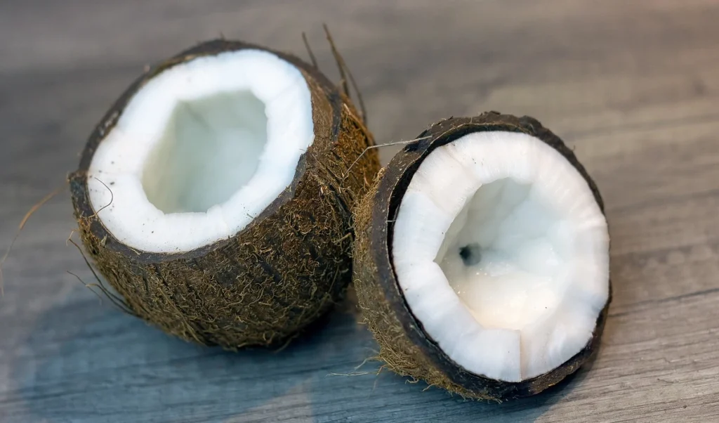 अब फेंके नहीं टूटा नारियल, बस अपनाएं ये Super Trick, हफ्तों तक रहेगा Fresh