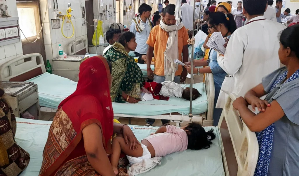 उत्तर प्रदेश में हड़कंप! पेट के कीड़े मारने की दवा बनी आफत, फर्रुखाबाद और मैनपुरी में 100 से ज्यादा बच्चे अस्पताल में भर्ती उत्तर प्रदेश में हड़कंप! पेट के कीड़े मारने की दवा बनी आफत, फर्रुखाबाद और मैनपुरी में 100 से ज्यादा बच्चे अस्पताल में भर्ती