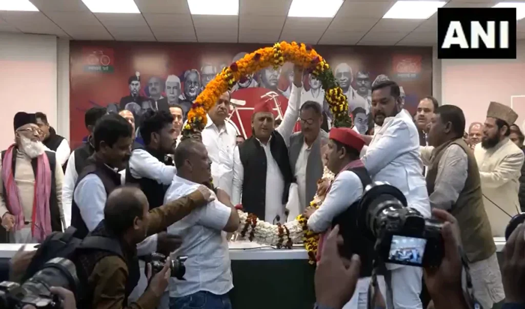 कभी Mayawati के थे ‘Right Hand’, अब Congress छोड़ Akhilesh Yadav की साइकिल पर सवार हुए Naseemuddin Siddiqui कभी Mayawati के थे ‘Right Hand’, अब Congress छोड़ Akhilesh Yadav की साइकिल पर सवार हुए Naseemuddin Siddiqui