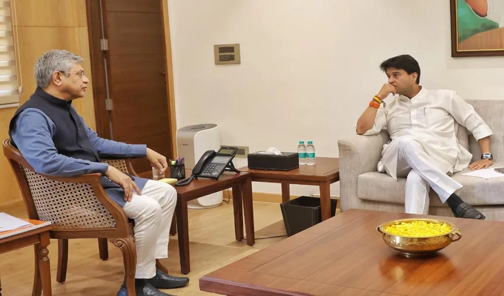 केन्द्रीय मंत्री ज्योतिरादित्य सिंधिया ने रेल मंत्री अश्विनी वैष्णव से की भेंट, ग्वालियर-गुना-चंबल क्षेत्र और पूर्वोत्तर की रेल कनेक्टिविटी सुदृढ़ करने पर हुई विस्तृत चर्चा