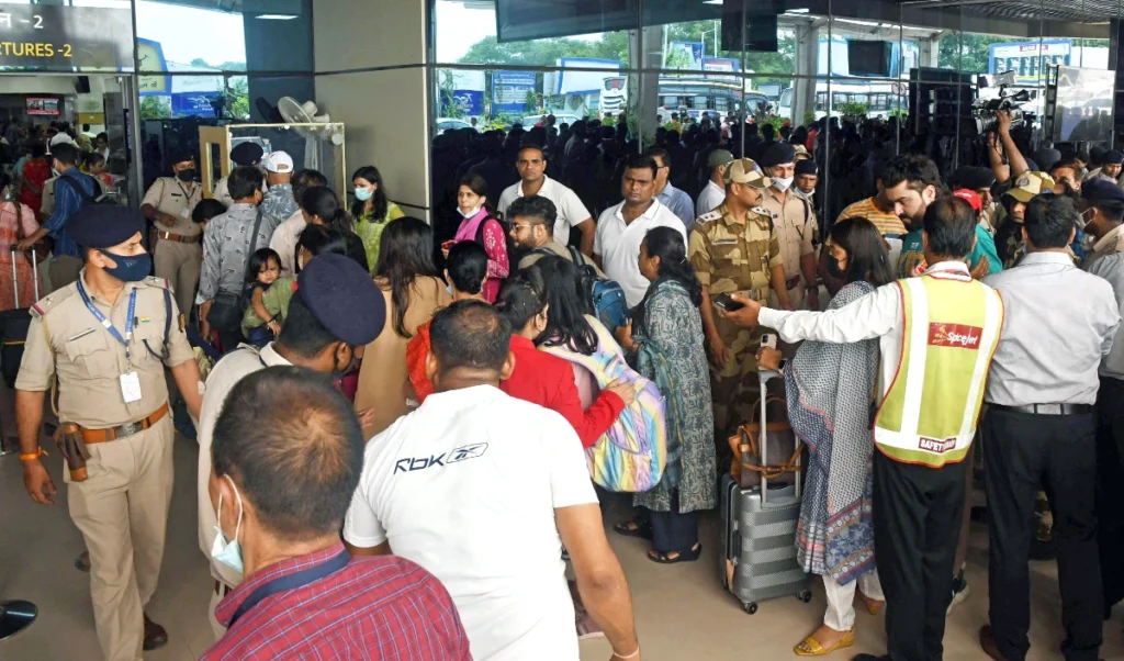 जब आसमान में थम गई 150 यात्रियों धड़कनें, बादलों के बीच फेल हुआ इंजन, SpiceJet विमान दिल्ली में इमरजेंसी लैंडिंग जब आसमान में थम गई 150 यात्रियों धड़कनें, बादलों के बीच फेल हुआ इंजन, SpiceJet विमान दिल्ली में इमरजेंसी लैंडिंग