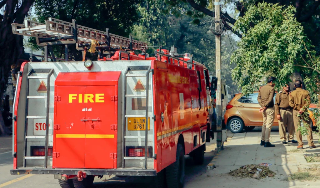 दिल्ली में दहशत: Army Public School को बम से उड़ाने की धमकी, छावनी इलाके में मचा हड़कंप दिल्ली में दहशत: Army Public School को बम से उड़ाने की धमकी, छावनी इलाके में मचा हड़कंप