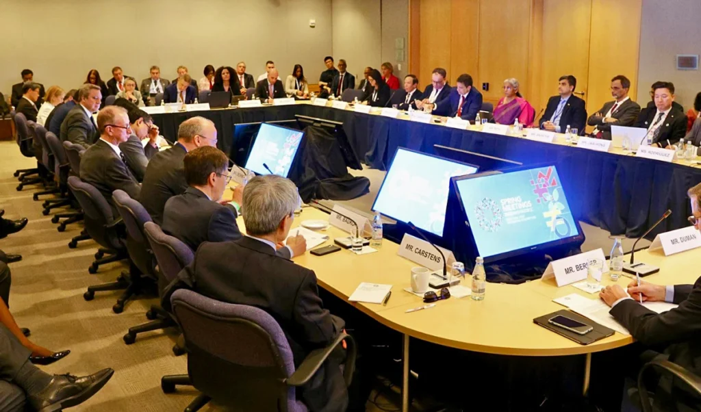 दुनिया की सबसे बड़ी Economy पर IMF का अलर्ट! ग्रोथ के बावजूद कर्ज और संरक्षणवाद से जोखिम बरकरार