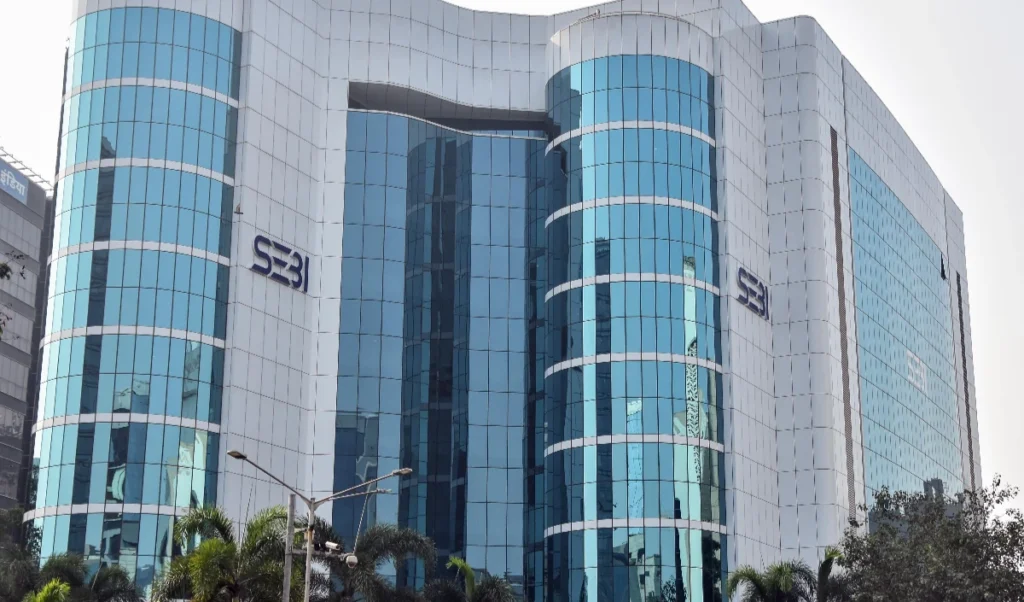 निवेश के नियमों में ढील: SEBI का REITs और InvITs को लिक्विड म्यूचुअल फंड में निवेश का दायरा बढ़ाने का प्रस्ताव