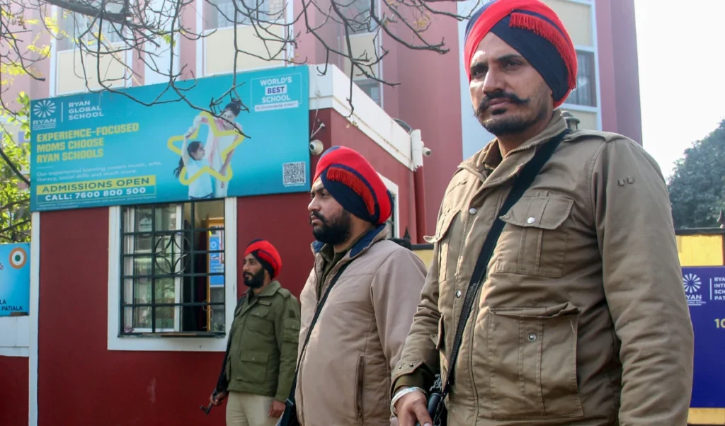 पंजाब में ‘जंगलराज’? जालंधर में AAP नेता लकी ओबेरॉय की दिनदहाड़े हत्या, गुरुद्वारे के बाहर बरसाईं 10 गोलियां