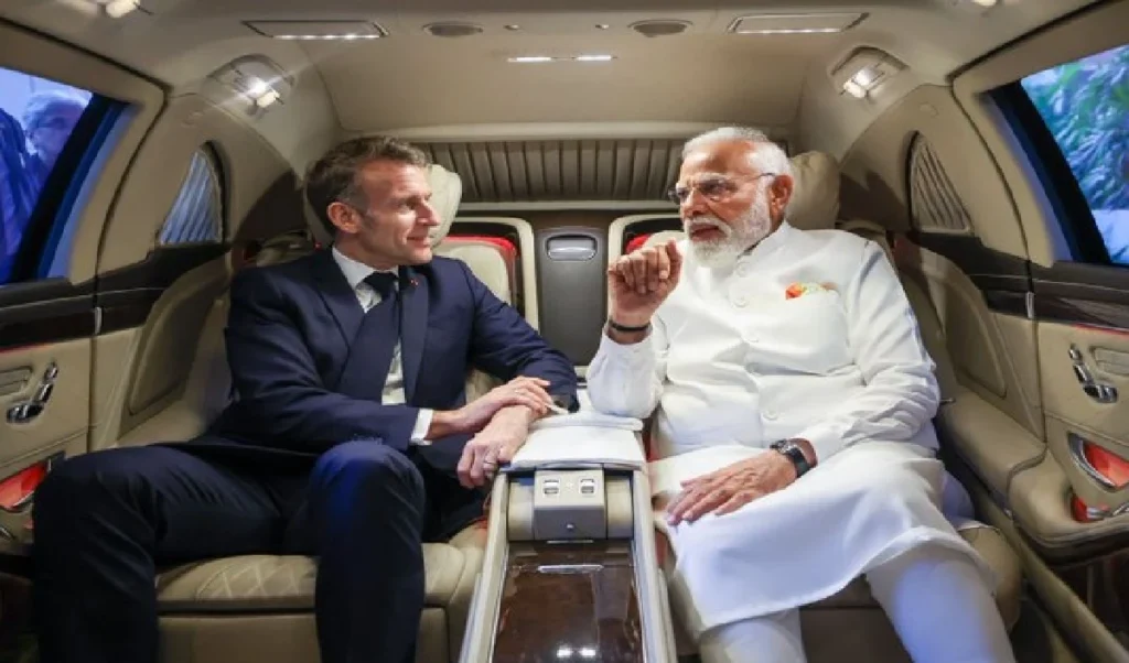 मोदी की गाड़ी में बैठकर मैक्रों बोले- जय हो, तस्वीर हुई Viral