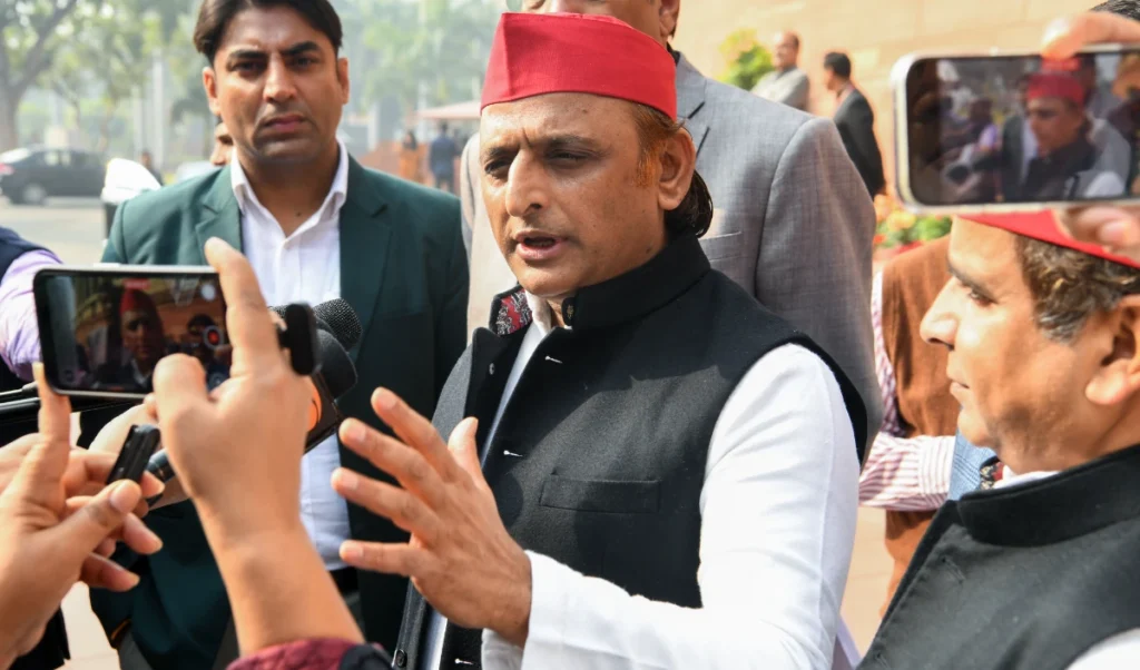 राजनीतिक घमासान: फिल्म ‘घूसखोर पंडत’ पर भड़के अखिलेश यादव, भाजपा पर लगाया ‘समाज को अपमानित’ करने का आरोप राजनीतिक घमासान: फिल्म ‘घूसखोर पंडत’ पर भड़के अखिलेश यादव, भाजपा पर लगाया ‘समाज को अपमानित’ करने का आरोप