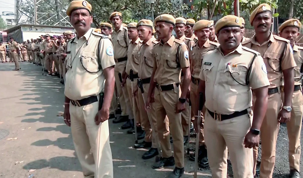 शिवाजी-टीपू सुल्तान तुलना पर पुणे में सियासी संग्राम! BJP और Congress कार्यकर्ताओं ने एक-दूसरे पर पथराव किया, नौ घायल शिवाजी-टीपू सुल्तान तुलना पर पुणे में सियासी संग्राम! BJP और Congress कार्यकर्ताओं ने एक-दूसरे पर पथराव किया, नौ घायल