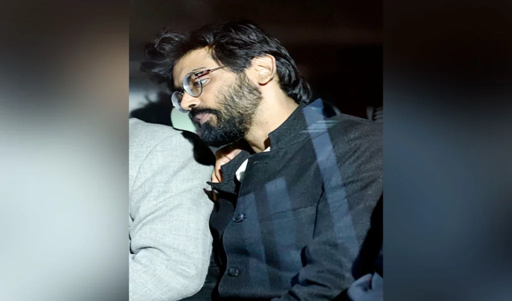 6 साल बाद Tihar Jail से बाहर आया Sharjeel Imam, पहले मुस्कुराया, फिर विक्ट्री साइन बनाया, भाई की शादी के लिए मिली 10 दिन की बेल 6 साल बाद Tihar Jail से बाहर आया Sharjeel Imam, पहले मुस्कुराया, फिर विक्ट्री साइन बनाया, भाई की शादी के लिए मिली 10 दिन की बेल