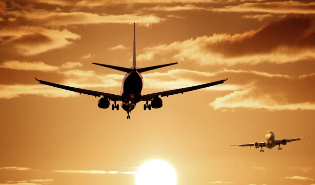 Airfare Caps Removed | घरेलू हवाई किराया अब 'आजाद'! सरकार ने हटाई ऊपरी सीमा, जानें आपकी जेब और एयरलाइंस पर क्या होगा असर