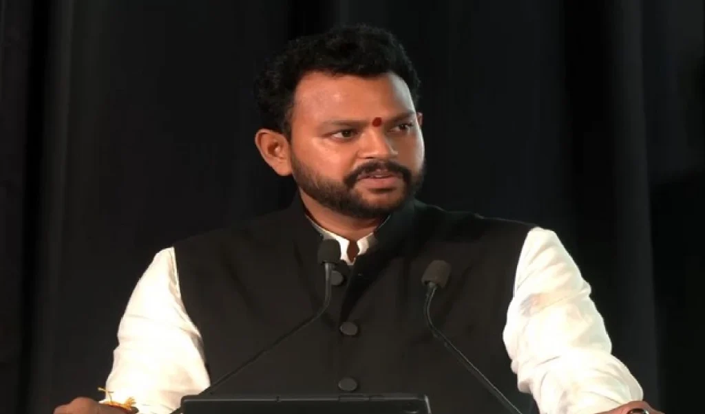 Airfare Hike का खतरा! मंत्री Ram Mohan Naidu बोले- राज्य ATF पर VAT घटाकर आम आदमी को दें राहत Airfare Hike का खतरा! मंत्री Ram Mohan Naidu बोले- राज्य ATF पर VAT घटाकर आम आदमी को दें राहत