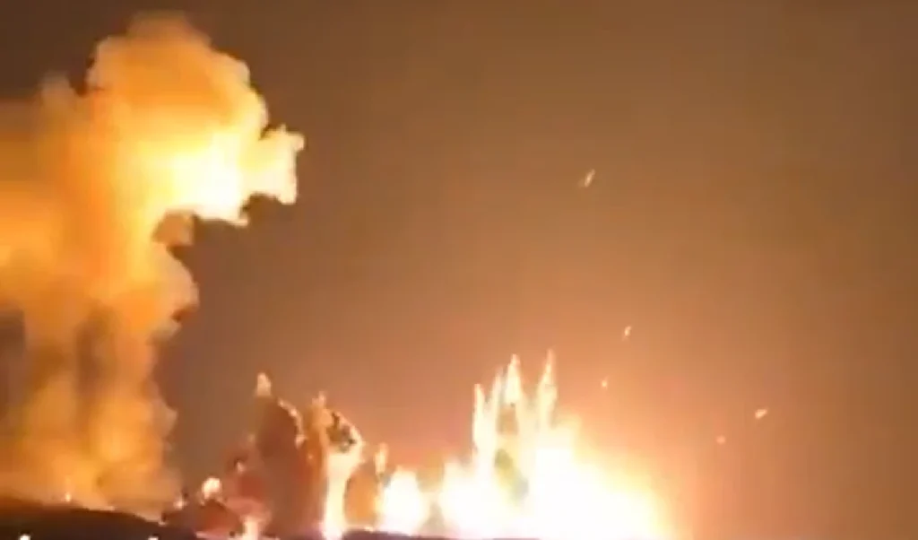 America ने Iran पर गिराया 907 किलो का बम! जानें कितने खतरनाक हैं बंकर बस्टर?